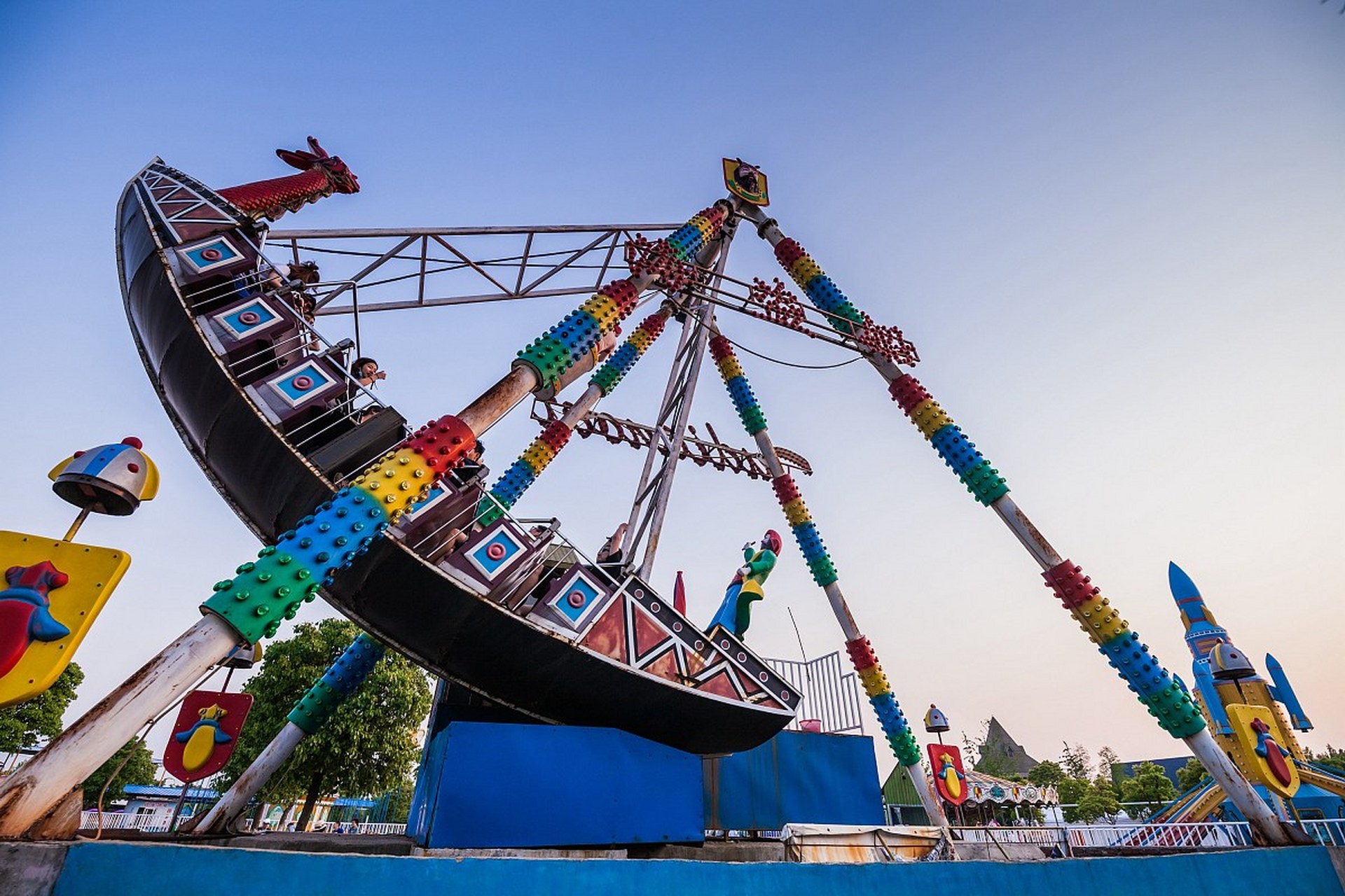 海盗船游乐设备让你仿佛置身于惊涛骇浪中,摇摆,升降的独特体验绝对是