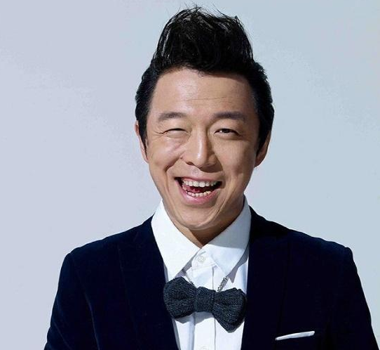 带你参观黄渤的豪宅:餐厅都要装名贵水晶吊灯,生活过得真幸福