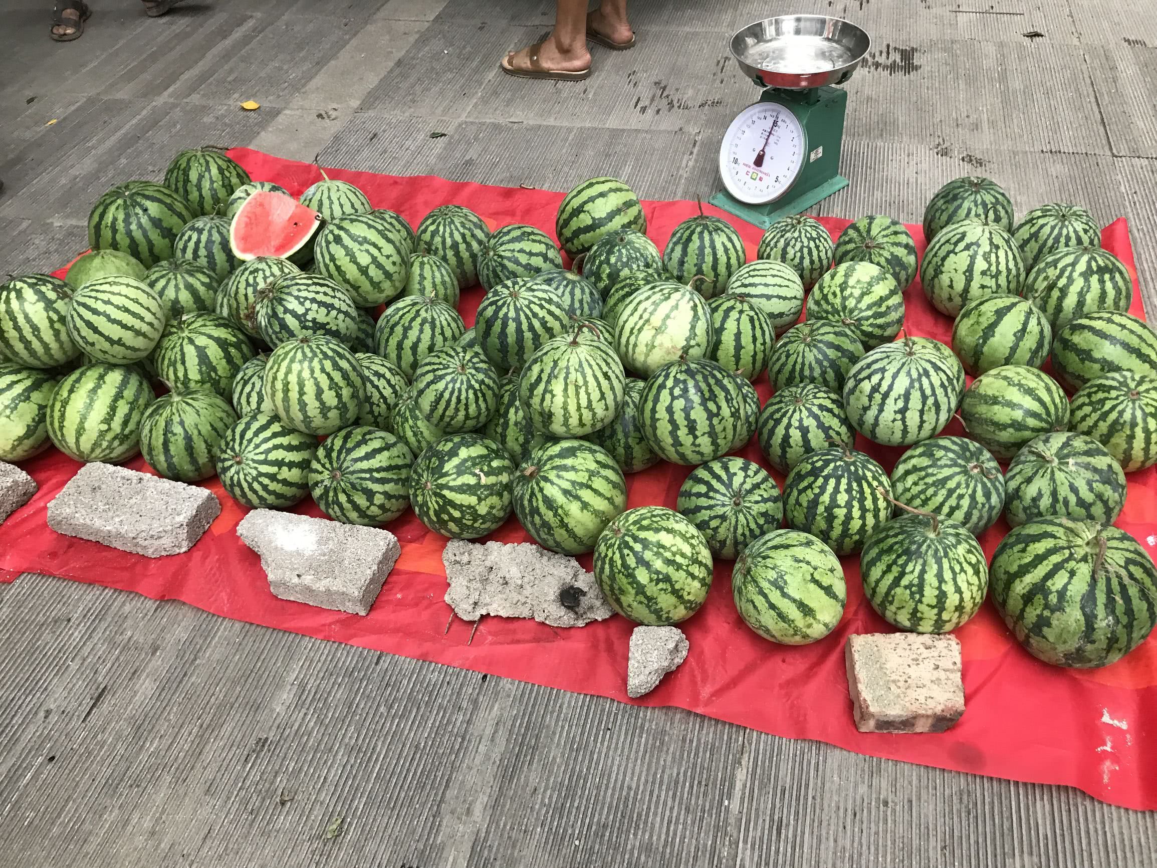 为啥有人一天能卖几车西瓜,可有人却一天卖不出几个,看看差在哪