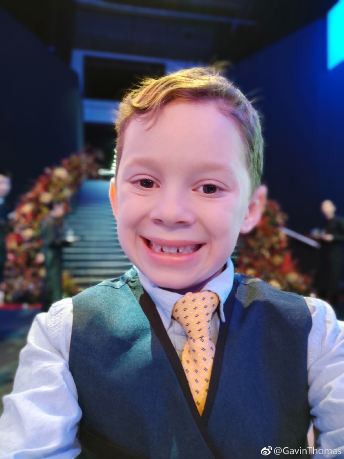 假笑男孩一夜爆红的真实原因令人心酸!