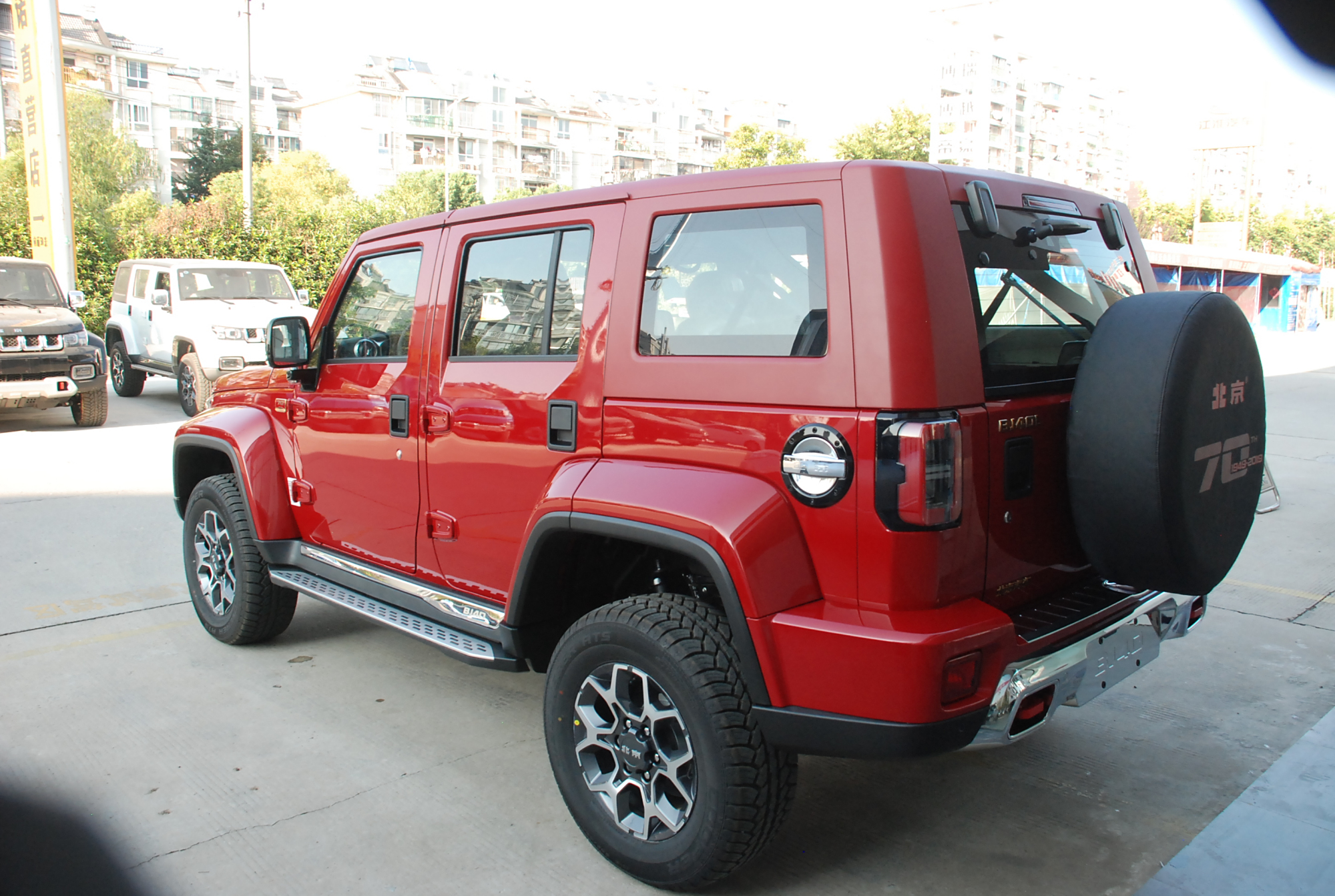 北京bj40盛世华章纪念车型到店实拍,中国红,确实可爱!