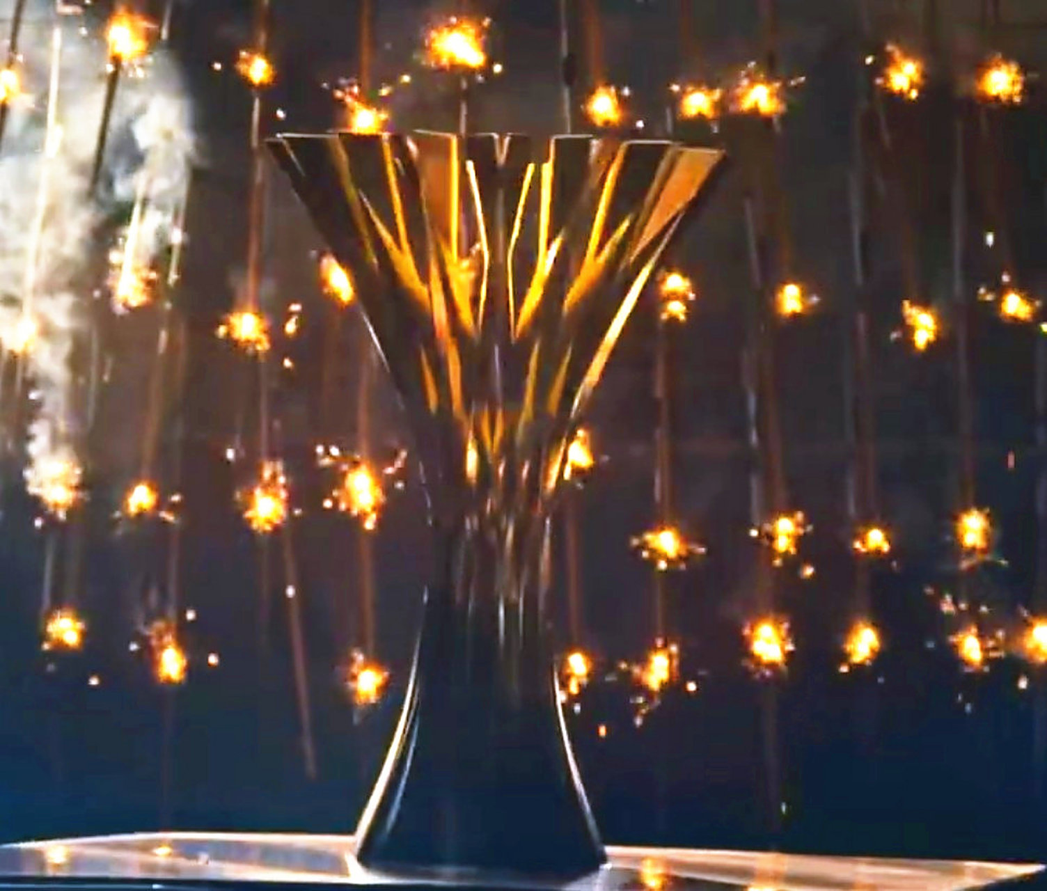 pgc冠军奖杯曝光了,这怎么看着像个花瓶呢? #绝地求生全球总决赛