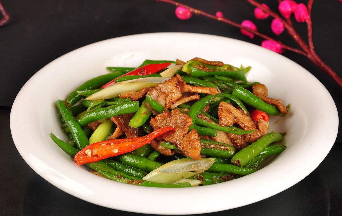 辣椒炒肉时,用对火候,再加上两个小技巧,辣椒炒肉清脆又入味