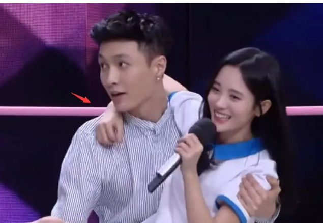 张艺兴对鞠婧祎三次公主抱,谁注意到鞠婧祎的手怎么放?情商满分