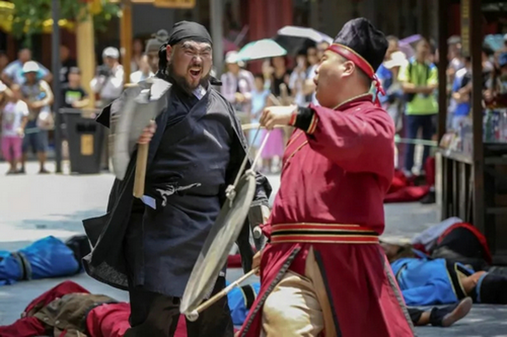 在清明上河园中王员外招婿中王员外扮演者:王刚,从2005年进入清明上河