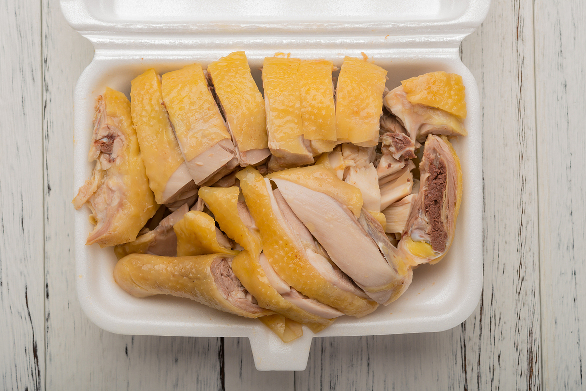 制作过程虽然繁琐,但掌握正确做法可轻松制作美味白切鸭.