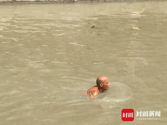 高温天成都东风渠 "野泳"打堆堆