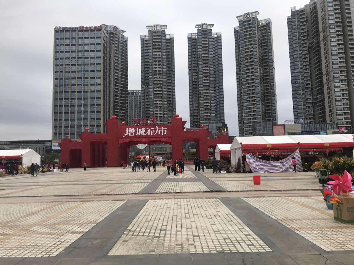 本届花市在增城广场北面市民广场举行.
