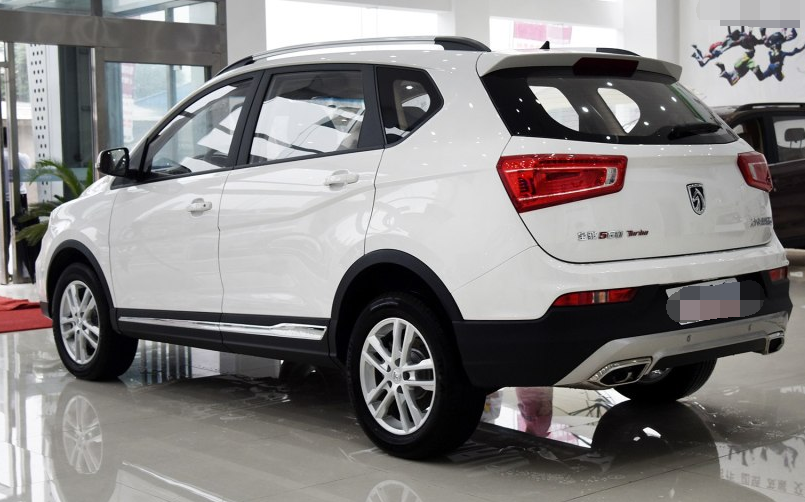 宝骏-560侧面流畅的线条,更像是一个芭蕾舞者,它好像是翩翩起舞的黑