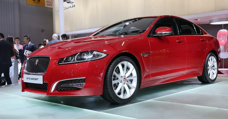 红色捷豹xf,开出去一定很拉风