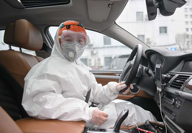 疫情期间逆行的"雨衣妹妹",摘下口罩惊呆网友:谁娶她谁的福气