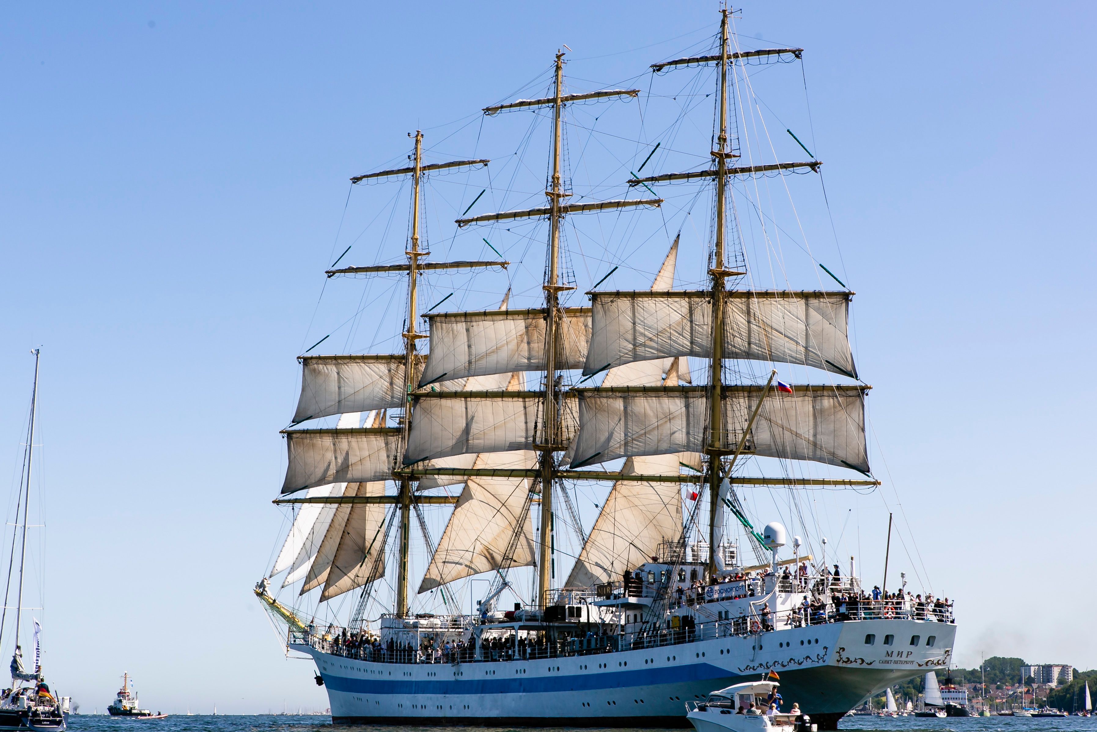 德国"基尔周"迎来高桅横帆船游行(1)