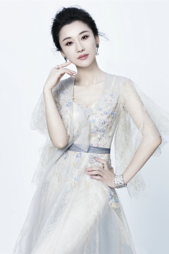 朱子岩优雅长裙写真,气质清新,姿色天然