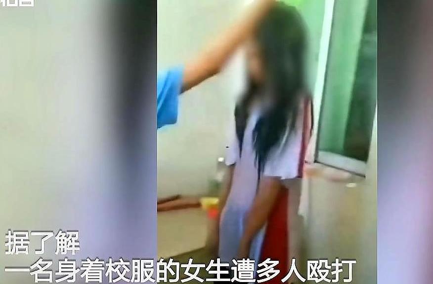 又现校园暴力!海南某小学一女生遭女同学脚踹,扇耳光,被逼下跪