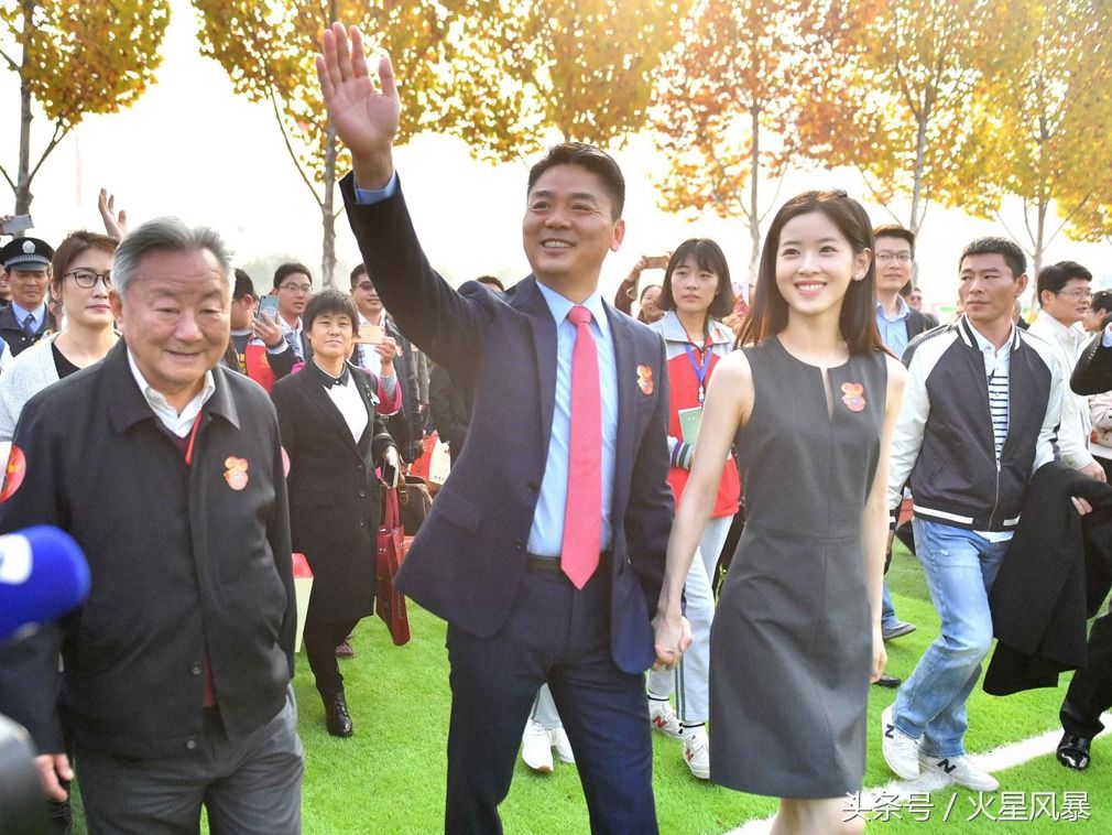 刘强茹42岁怀孕,身为高龄产妇不幸去世,刘强东携妻连夜回家