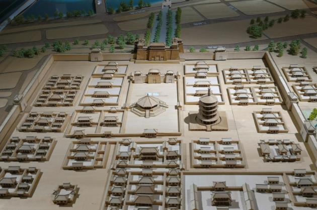 偃师商城是商王朝兴建的第一座都城(距今约3600年-3400年),宫城由南