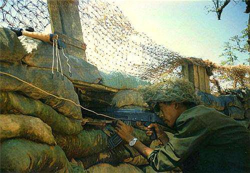 中越战争感人瞬间:战士一家三口战场团聚让人既感动又心酸