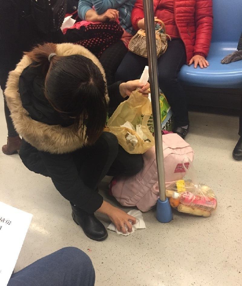 4岁女童地铁拉肚子,被大妈骂"没教养",宝妈的做法让路人点赞