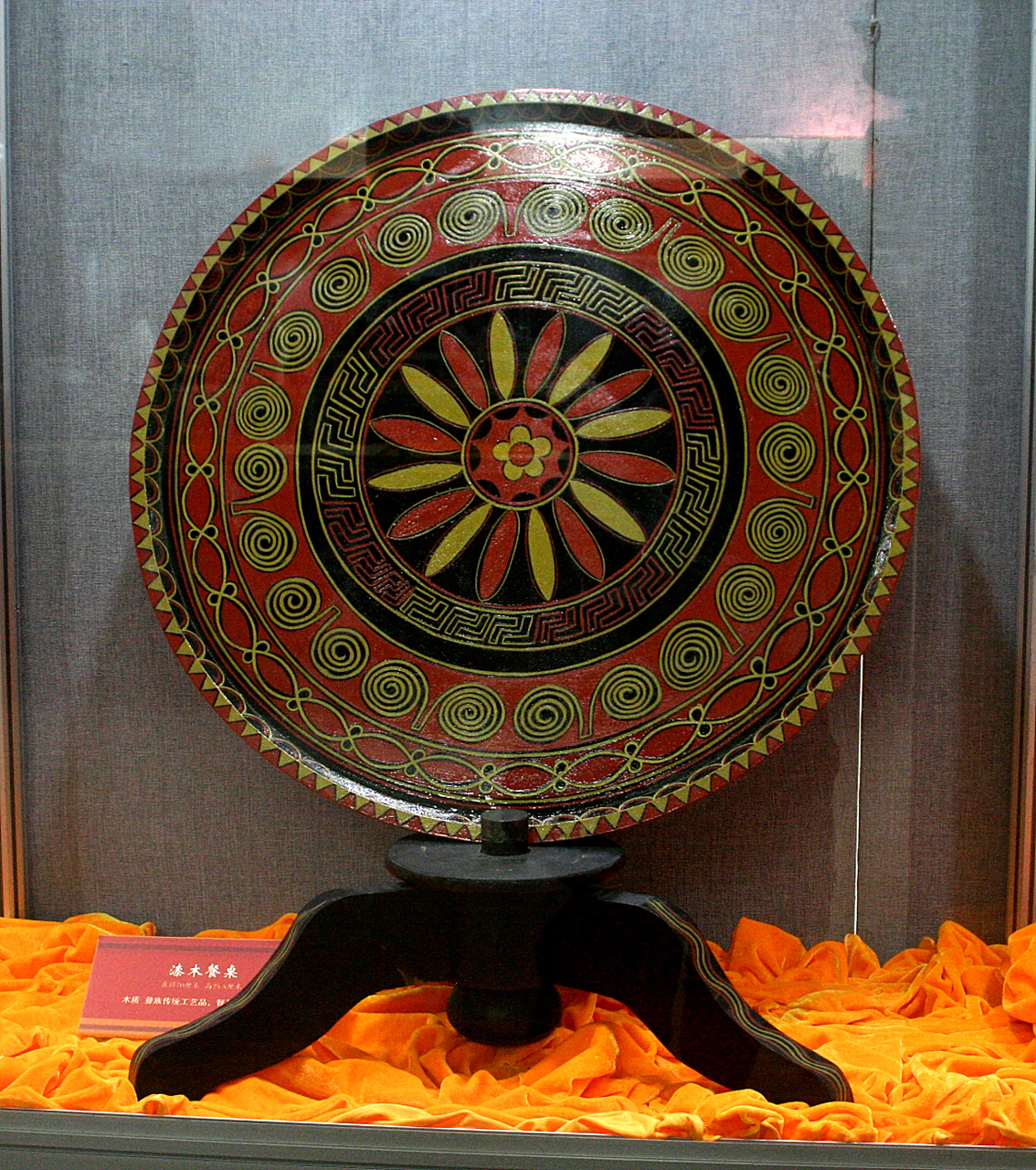 彝族漆器的魔法之旅🎈  在四川的凉山彝族自治州,有一群"漆器巫师"