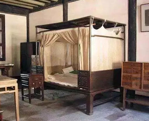 要知道我们现代的床是偏向西式,四面都没有任何的遮挡,天气一降温,冷