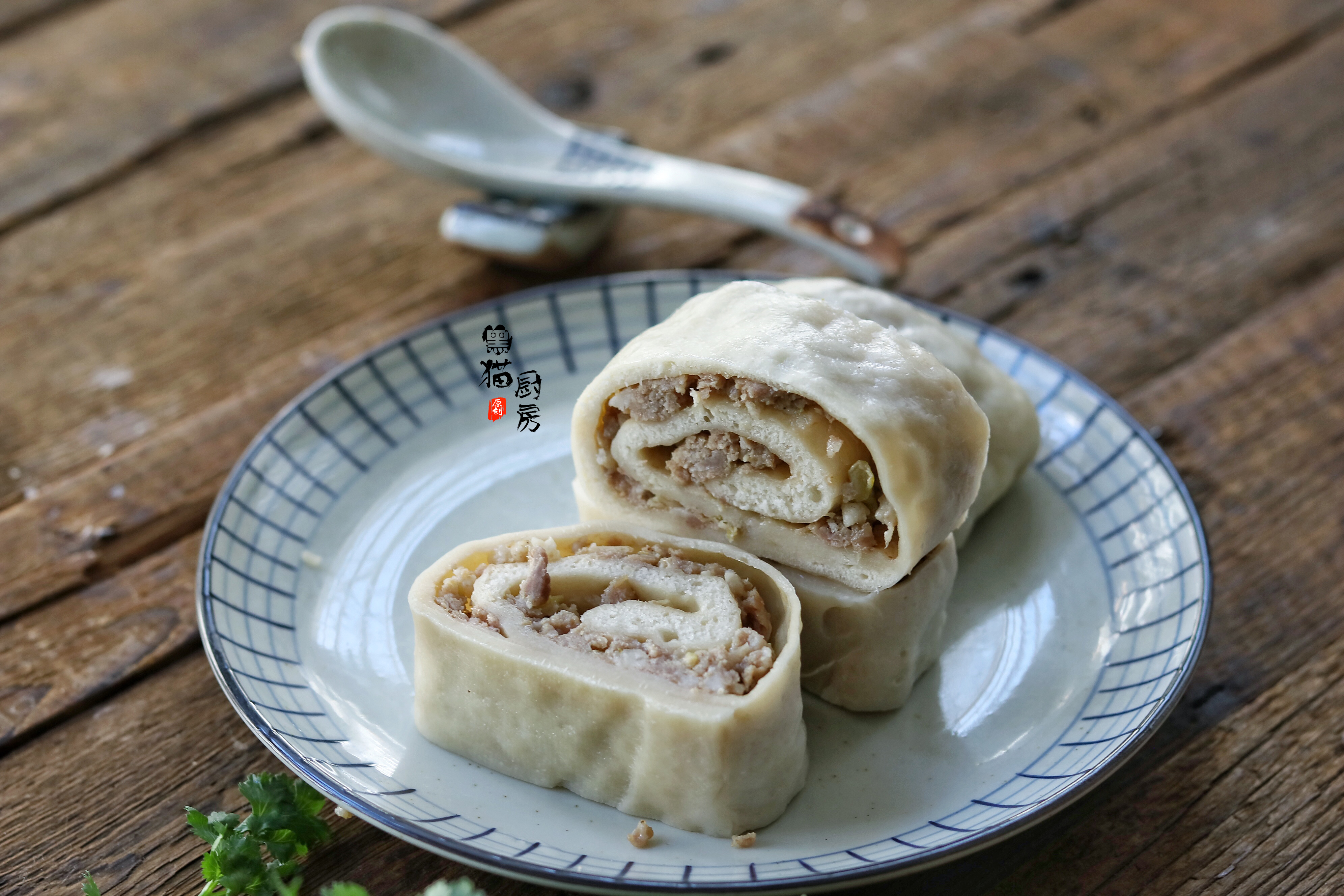 【蒸肉卷】 肉卷,其实是类似花卷一样的面食,但和花卷稍有不同,就算是