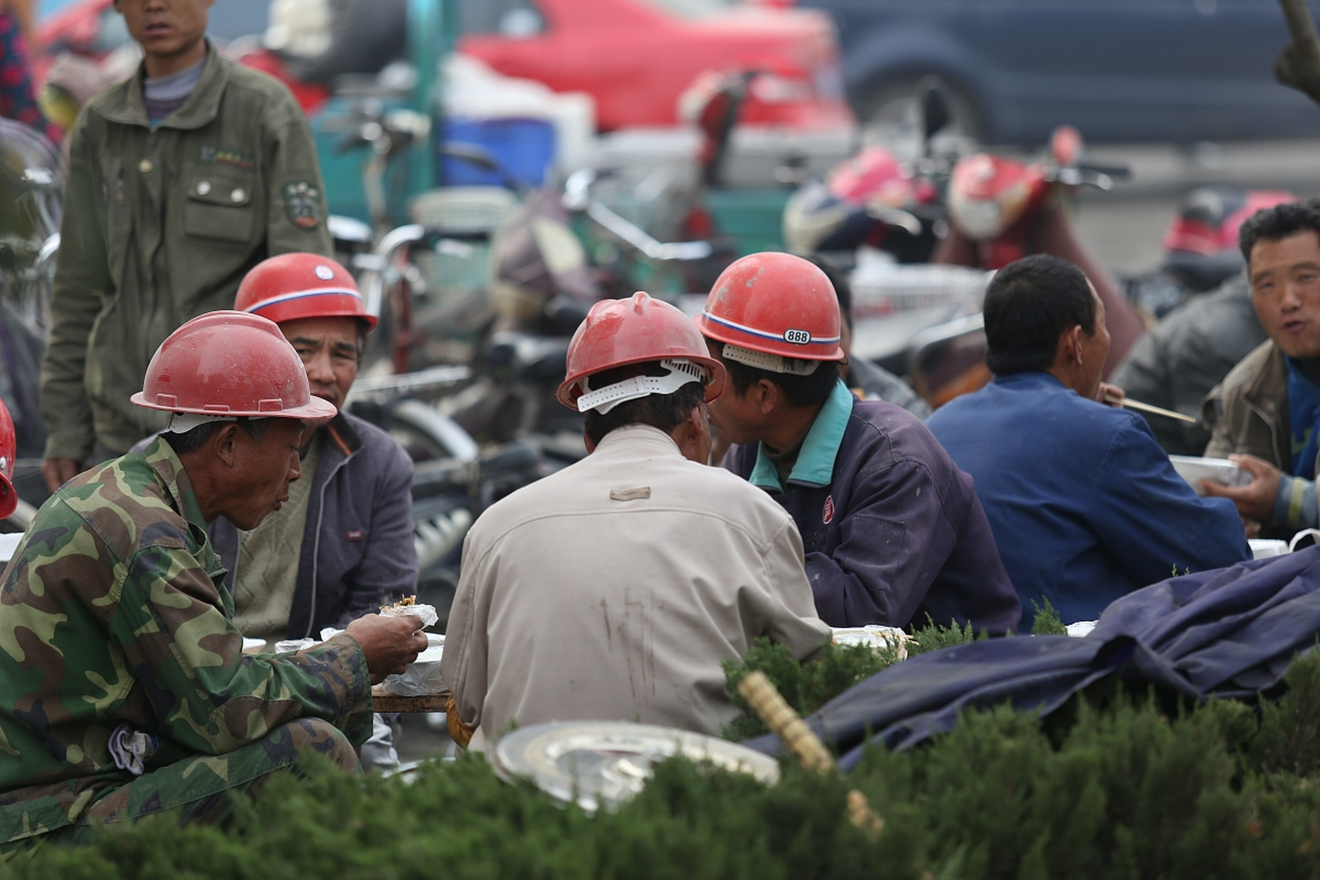 农民工兄弟们,大家有没有想过这个问题:出门务工和