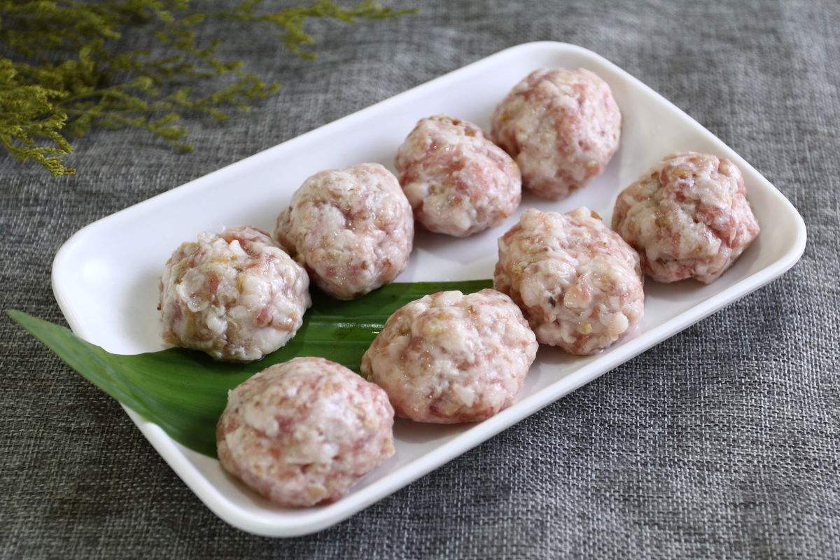 以后,用清水把五花肉清洗干净,五花肉切成片,然后再把五花肉剁成碎末