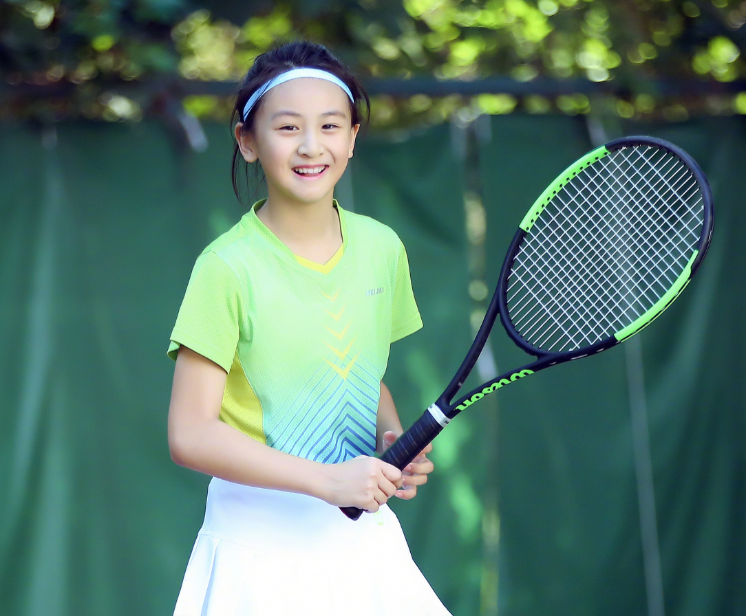 田亮再晒女儿网球照,森碟不仅变美了,她的这双大长腿更吸睛