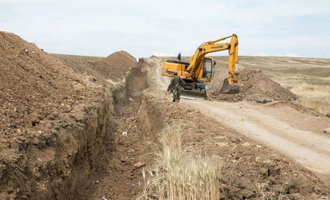七十年代小学生之五    参加挖沟铺设管道线