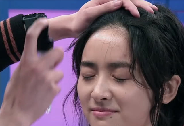 沈月现场卸妆出镜,当看到她的素颜的样子,网友:初恋的感觉!