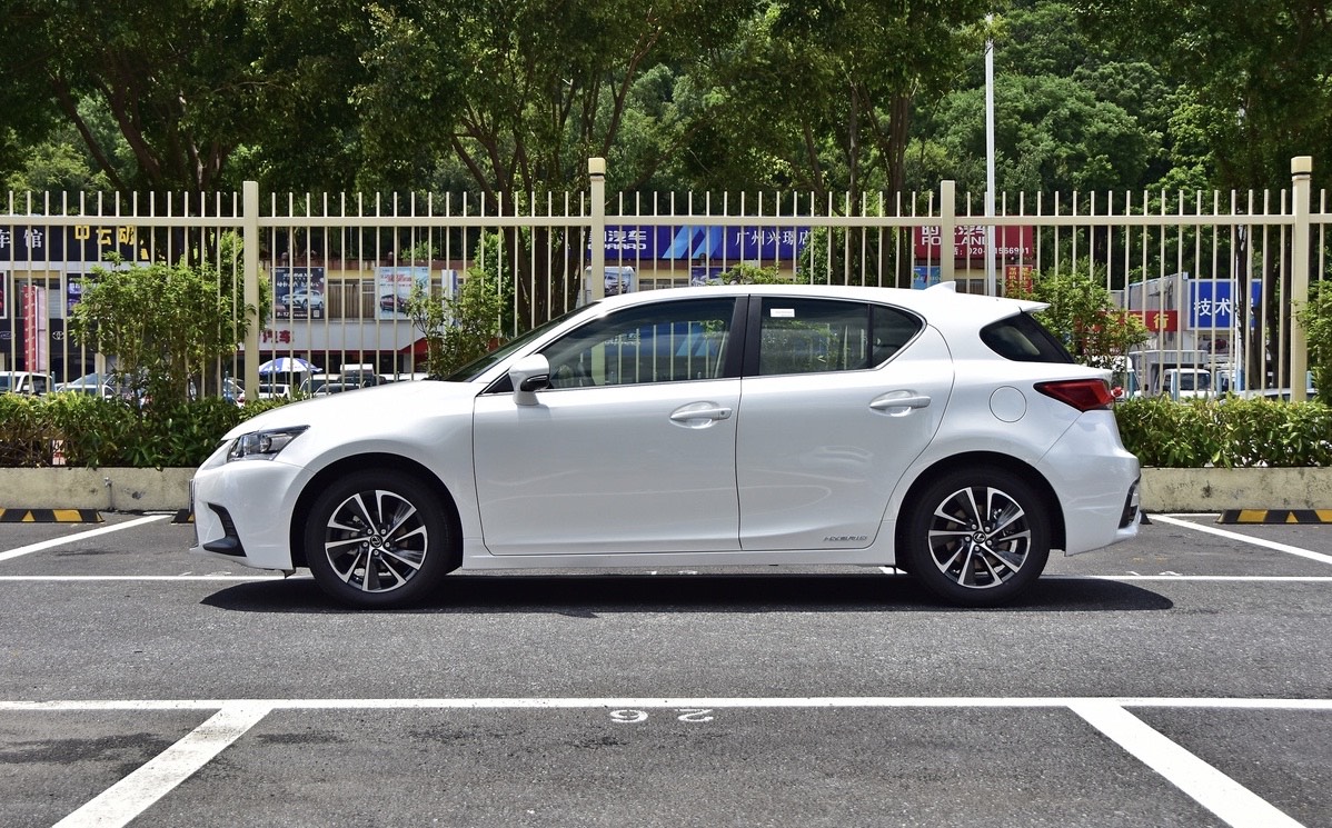 日系最省油的"两厢车",颜值过人,油耗4.6l,家用车的首选