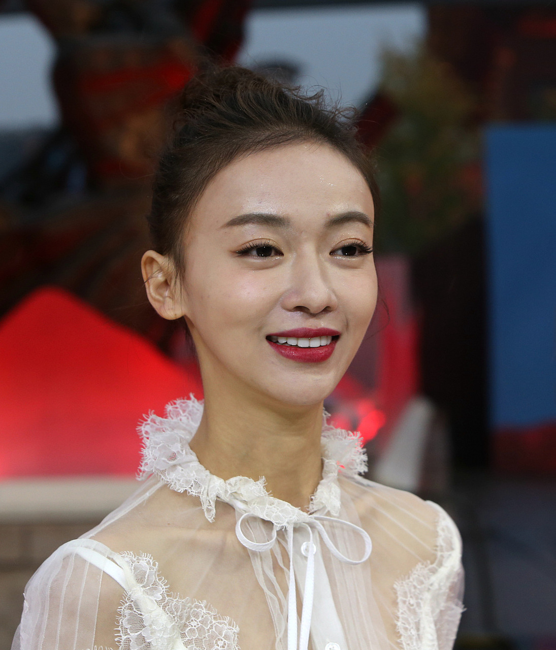 吴谨言参加活动生图,一袭白色透视薄纱裙搭配丸子头优雅灵动,只是这