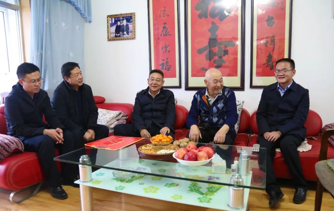 冯军,陆思东走访慰问离退休老干部,贫困户