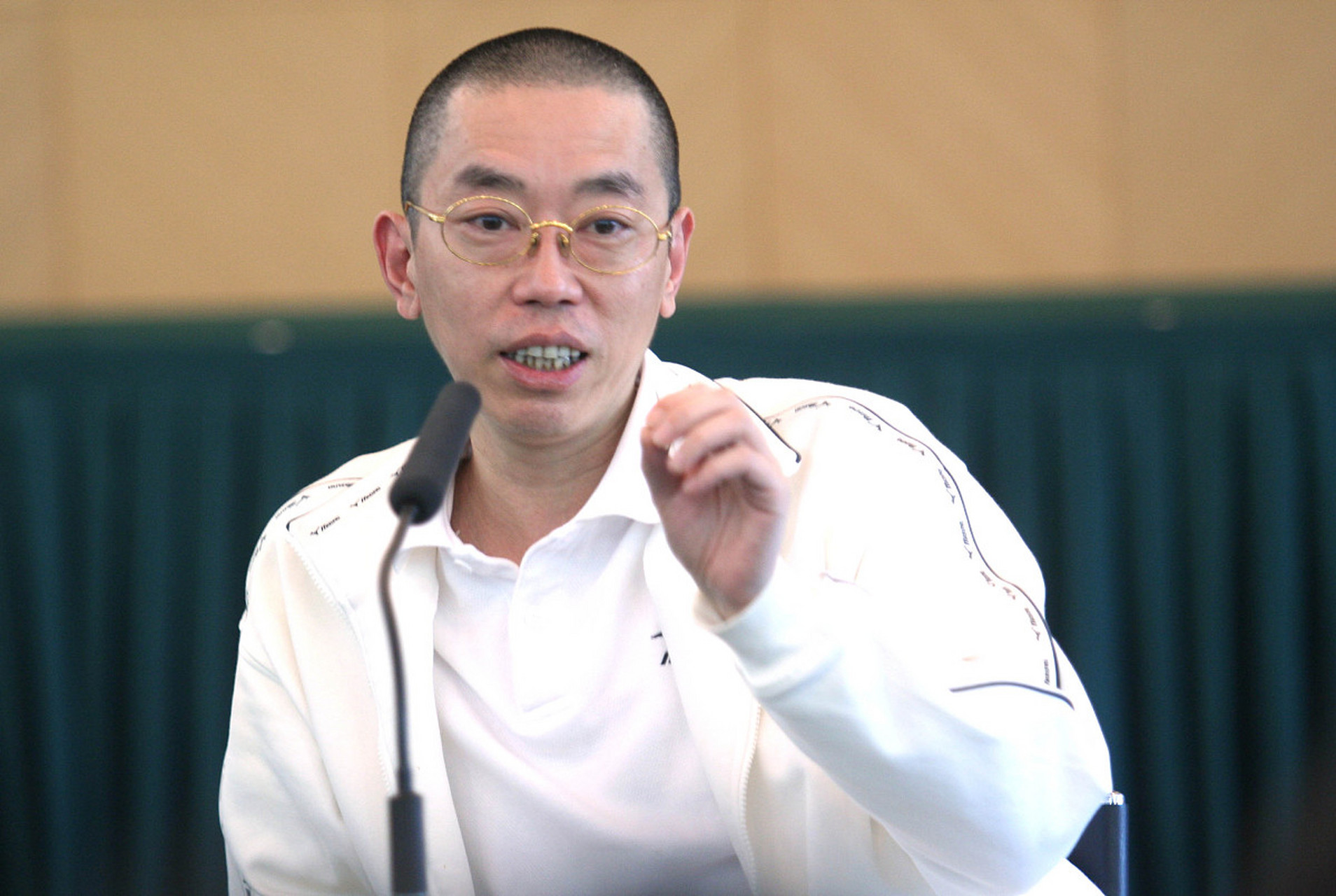 史玉柱,这位中国知名企业家和慈善家,曾因个人原因辞去巨人网络首席