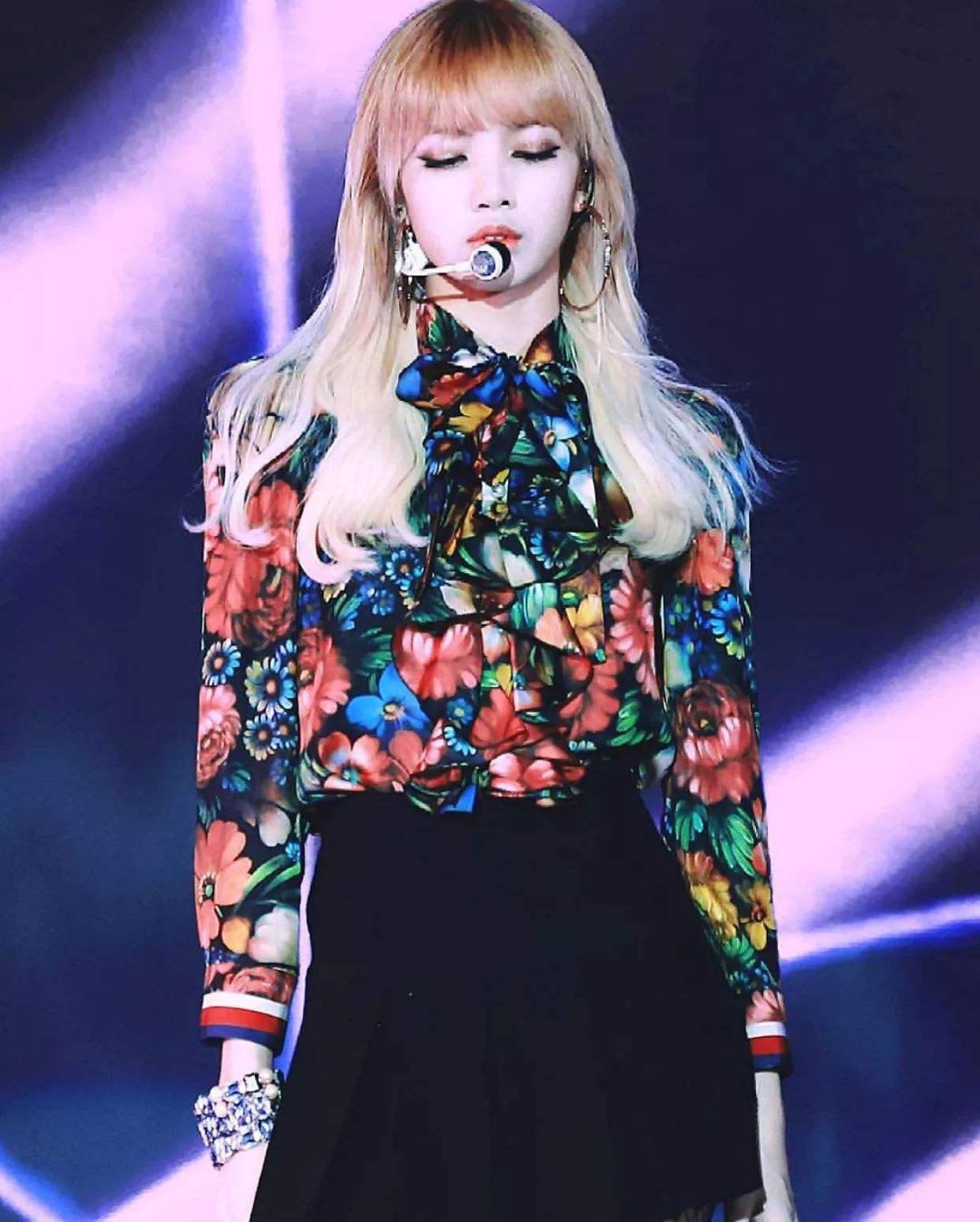 lisa手机壁纸是财神爷 顺便来看看莎莎的舞台魅力瞬间