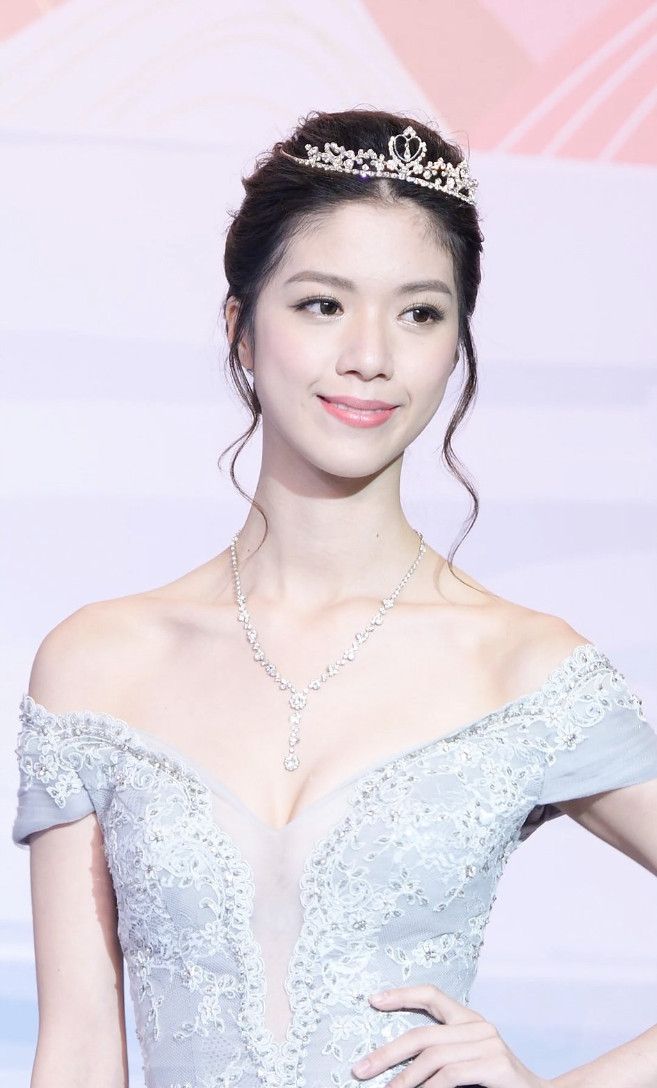 2018年香港小姐冠军陈晓华,早年曾做模特穿婚纱走场