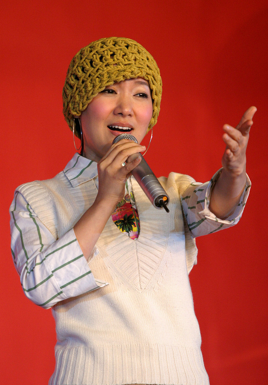 歌唱家德德玛,来自内蒙的女中音演员,一曲美丽的草原我的家,深沉悠扬