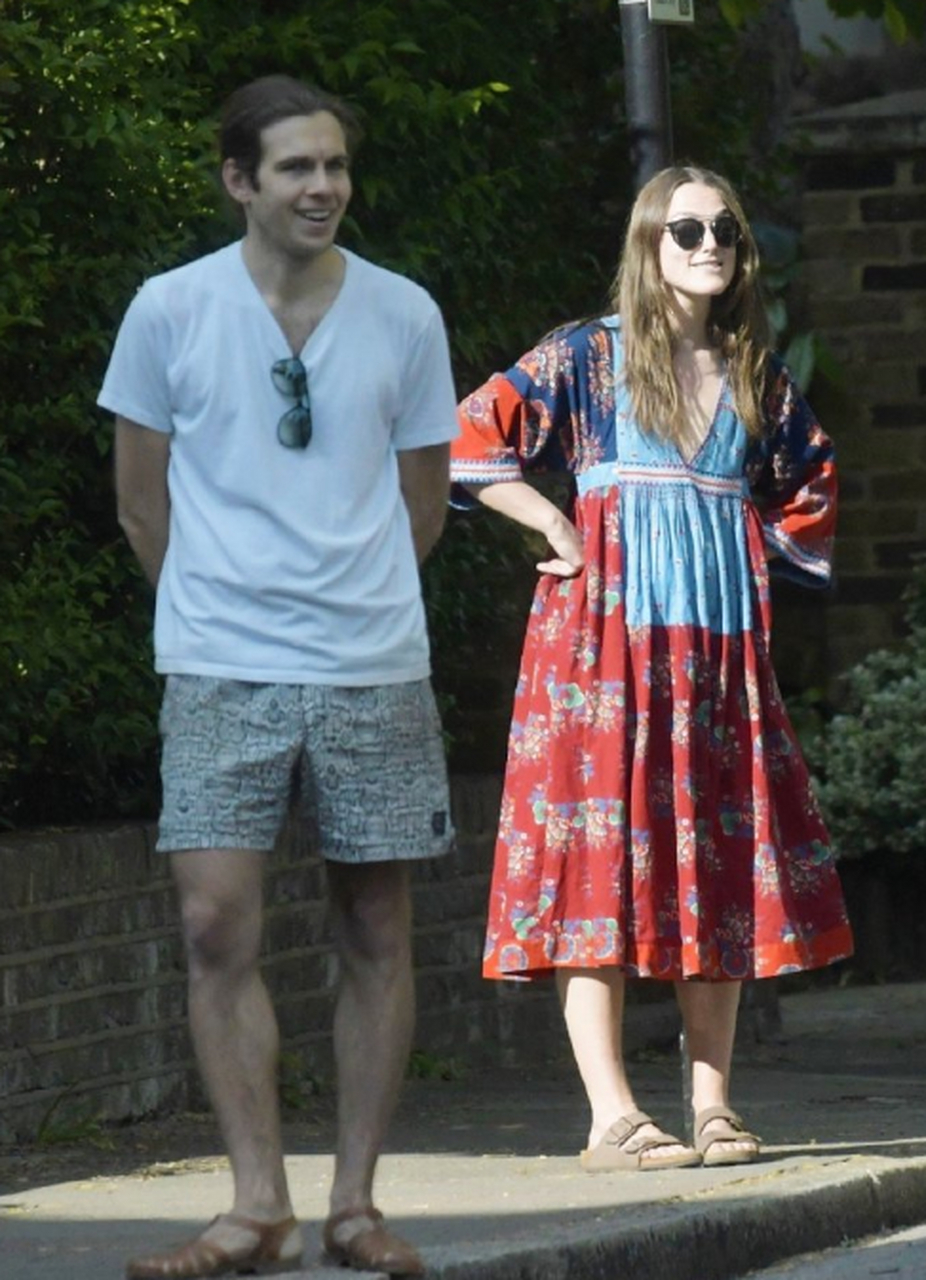 凯拉奈特莉和老公james righton詹姆斯莱顿在伦敦外出,凯拉奈特莉身穿