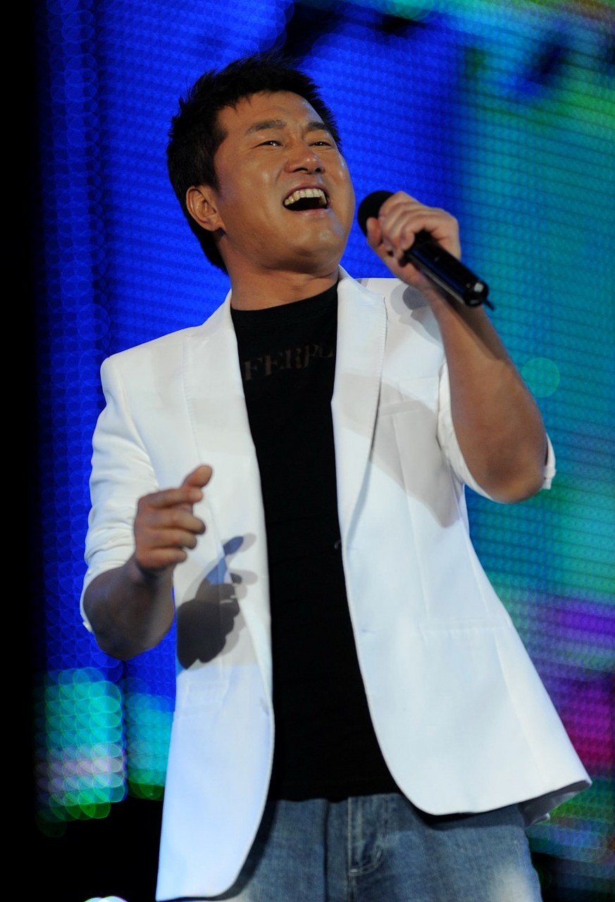 香港歌手姜涛因参加全民造星而走红,但他的颜值备受争议.