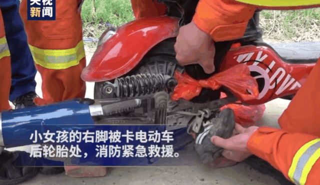 其实,这样的悲剧 已经不是第一次发生 一组动图告诉你 马路上疯玩有多