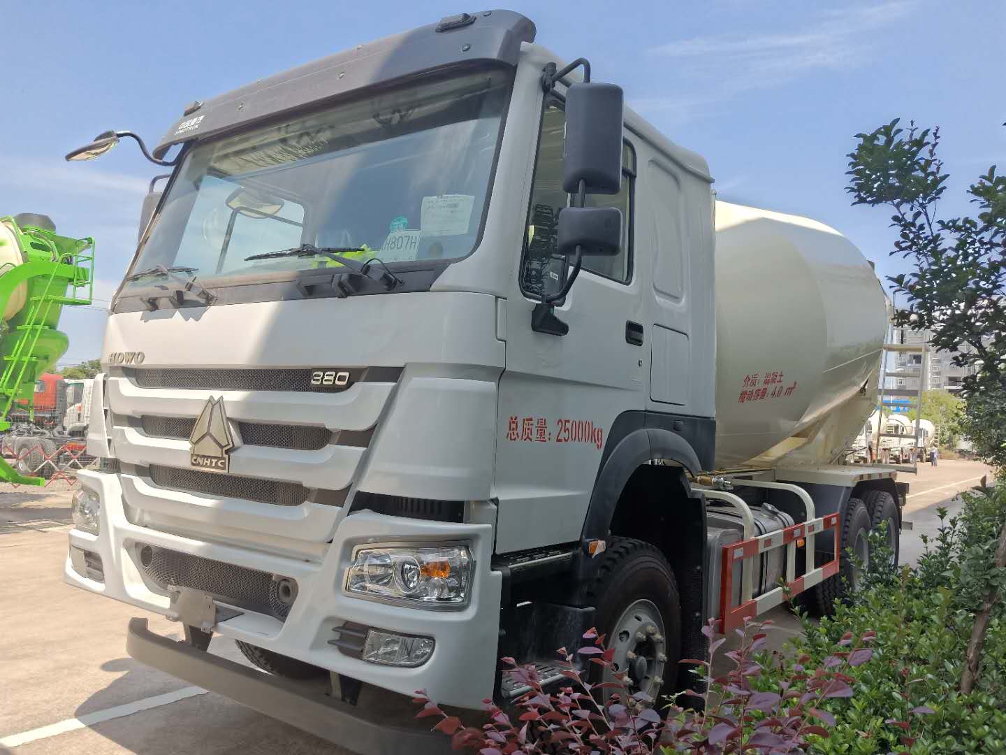 搅拌车推荐:15方重汽豪沃搅拌车
