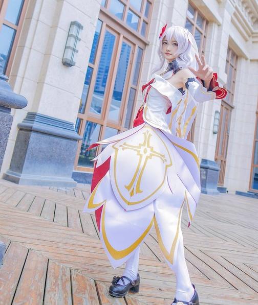 小蛮腰白丝腿:可爱的萌妹cos崩坏3德丽莎