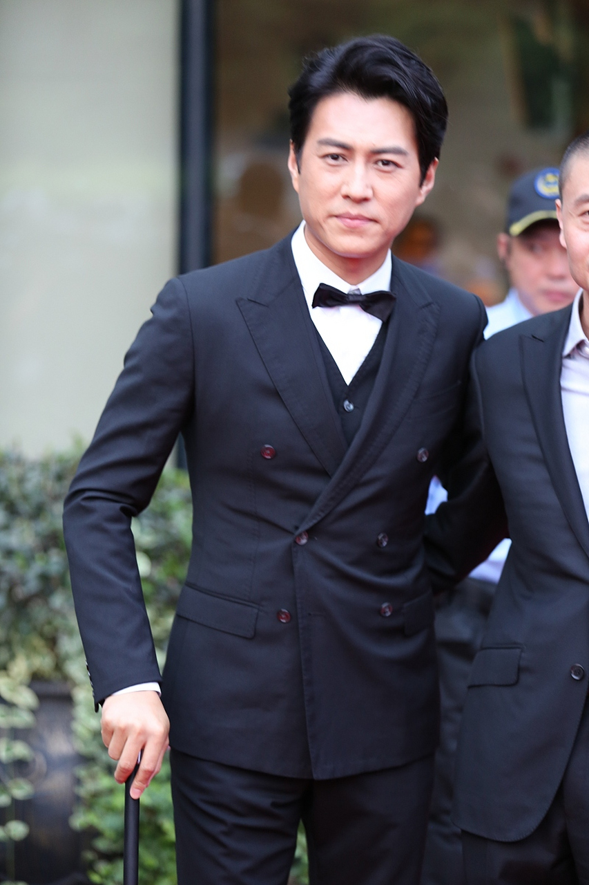 8人假冒靳东诈骗团伙被提起公诉:9名年轻女孩冒充明星诈骗阿姨粉丝30