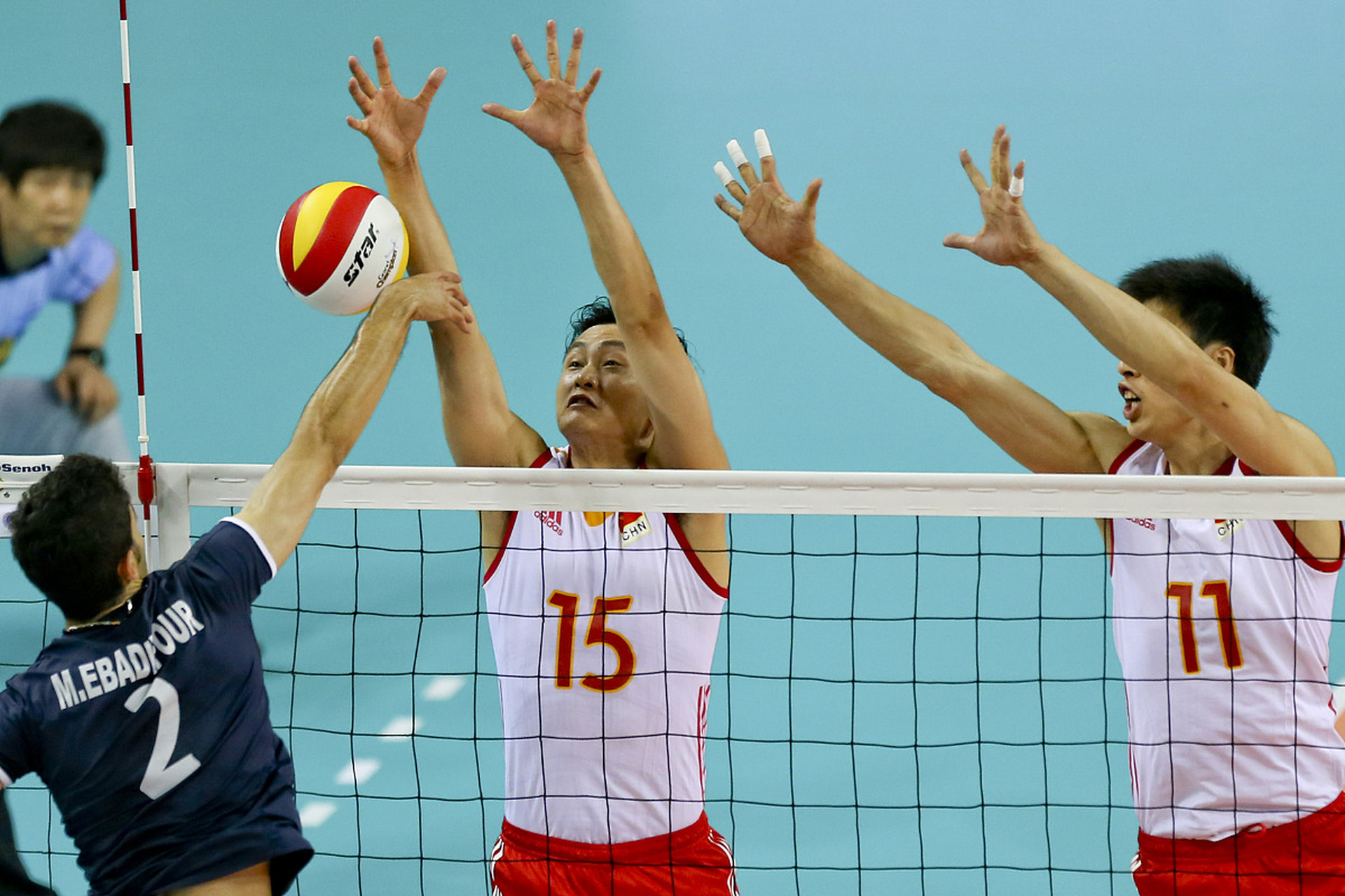 排球比赛中,触网是指队员身体任何部位触及两标志杆网口上方的网以及