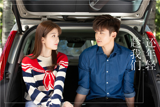 《趁我们还年轻》曝高糖海报 张云龙乔欣上演"撩心甜爱"