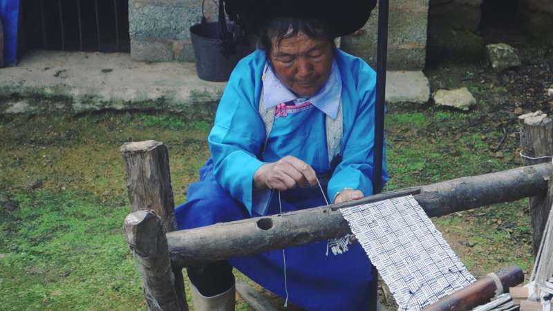 彝族奶奶纺麻织布57年,古法手搓机纺结实耐用,靠手艺养活一家人,文化历史,文化艺术,好看视频