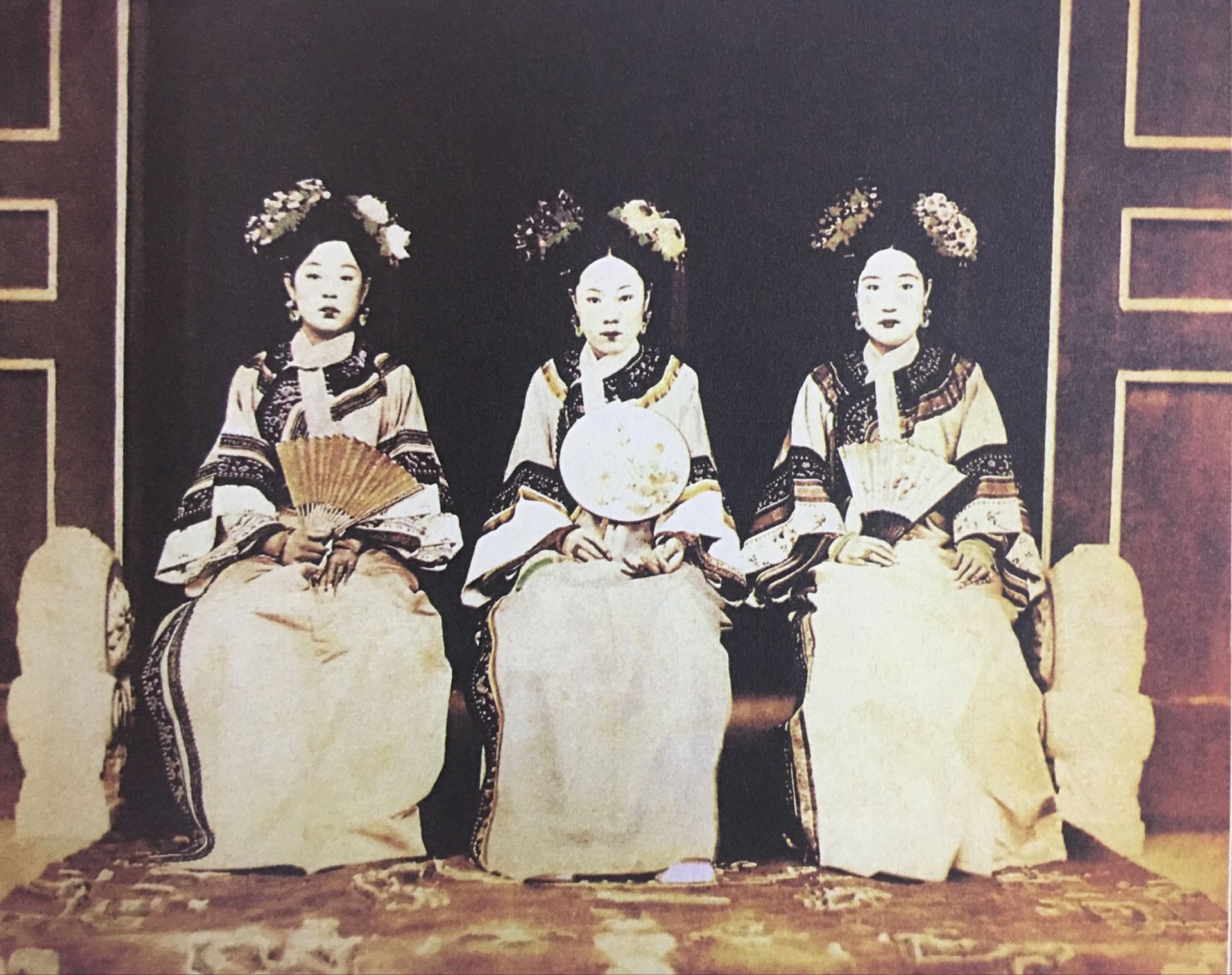 右边是醇亲王奕譞侧福晋刘佳氏