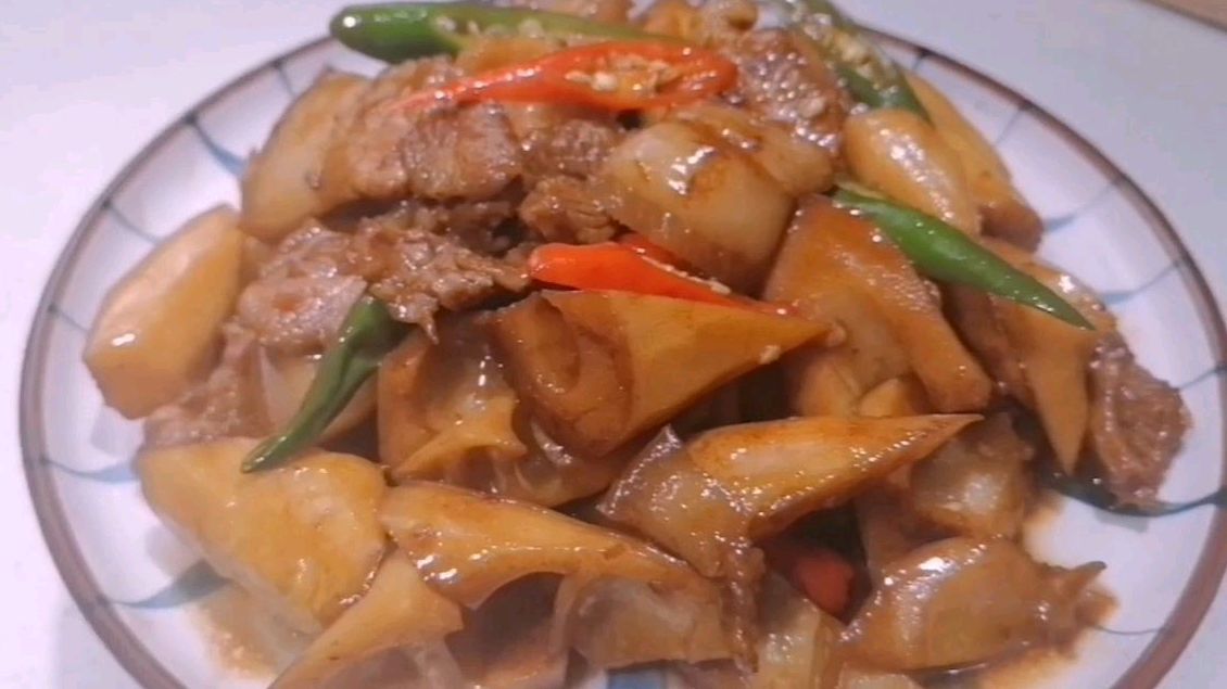 油焖笋烧肉,这是一道极为鲜美的家常菜,做法也很简单,超级好吃