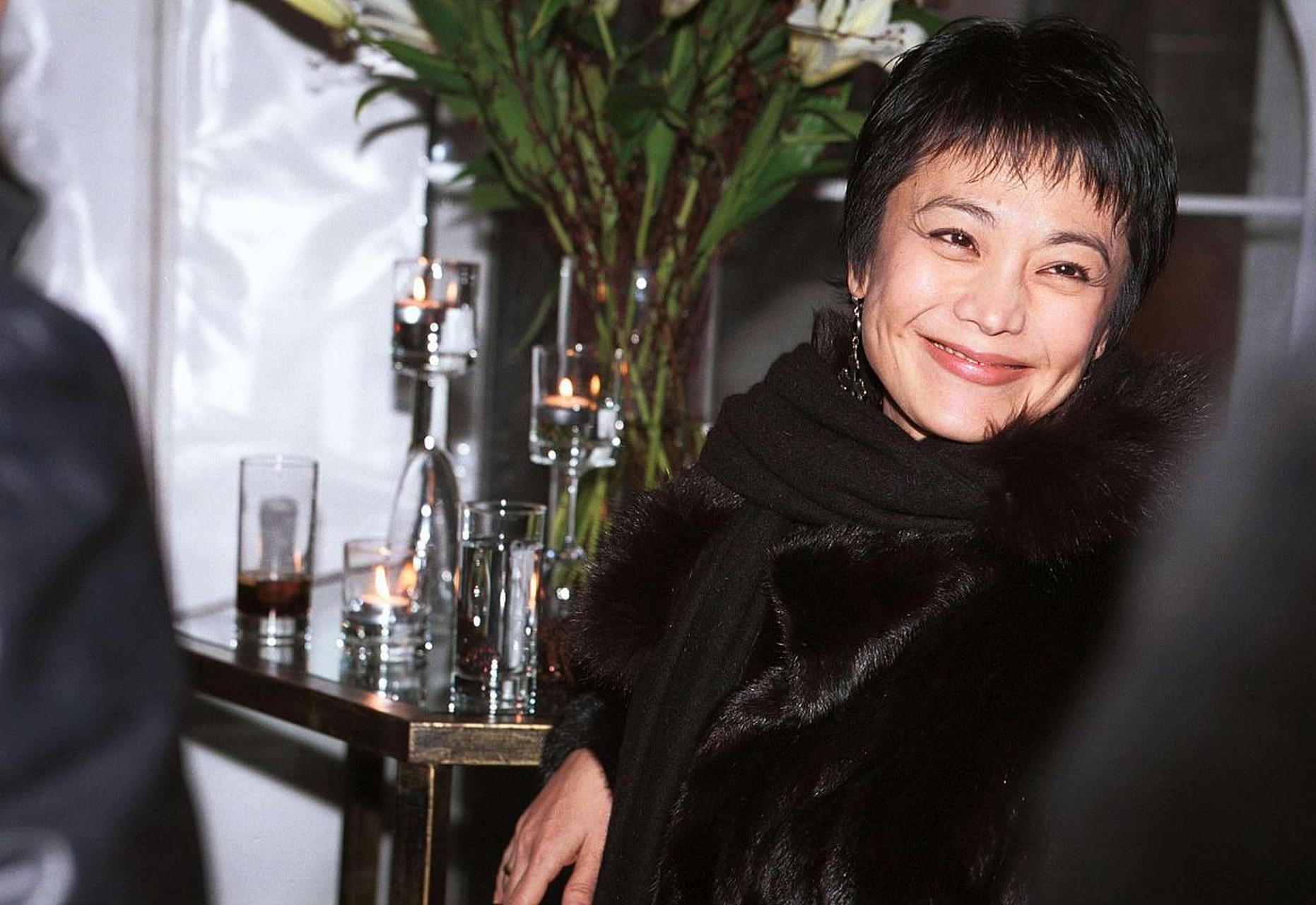 [原文:刘若英喝喜酒很热情,上台.