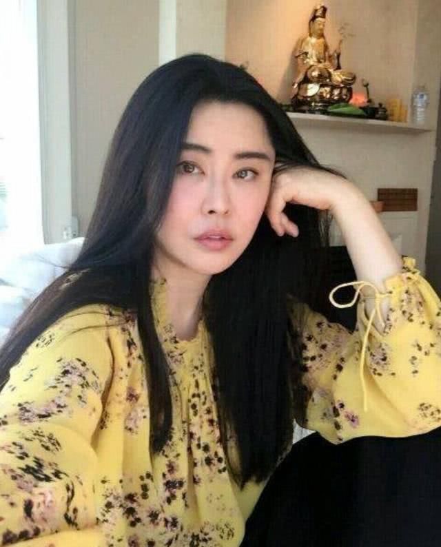 王祖贤晒出近日自拍照,51岁皮肤依旧光洁美丽,满满的女神感!